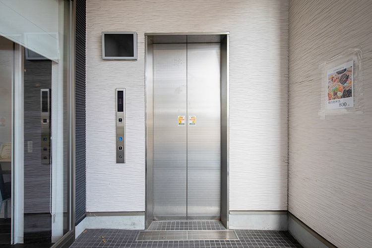 1階入り口横のエレベーター